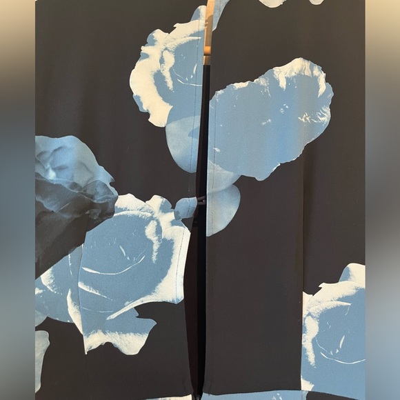 Babaton Floral Maxidress with side slit and long sleeves - Picture 5 of 5